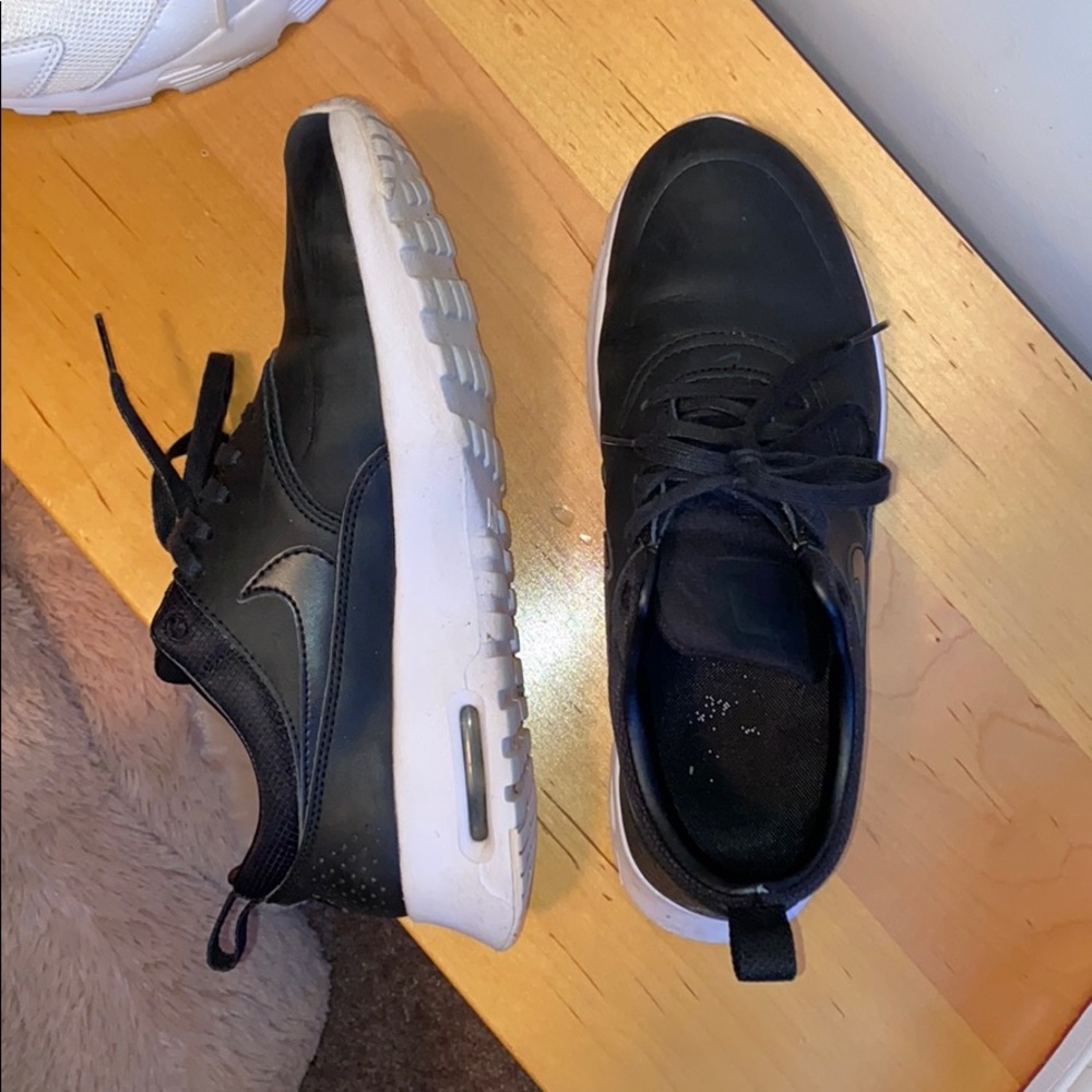 Black nike shoes